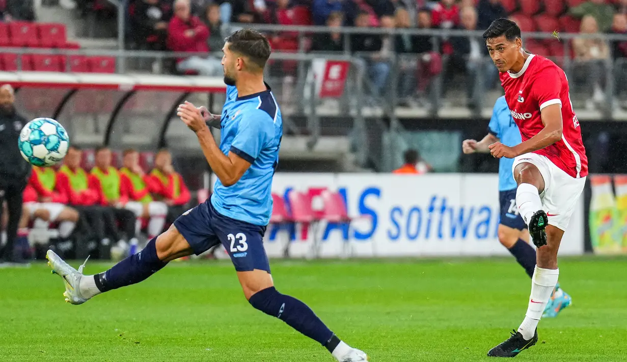 <p>Gelandang AZ Alkmaar, Tijjani Reijnders (kanan) melepaskan tendangan yang menghasilkan gol ke gawang Tuzla City pada laga Europa Conference League 2022/2023 di AFAS Stadium, Alkmaar (21/7/2022). Tijjani Reijnders memiliki darah Indonesia yang diwarisi dari sang ibu yang asal Maluku. Sementara bakat sepak bolanya mengalir dari sang ayah warga negara Belanda, Martin Reijnders. (AFP/ANP/Ed van de Pol)</p>