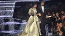 Deklarasi cinta diatas panggung pasangan yang beberapa kali putus nyambung diakhiri dengan saling peluk keduanya. Dengan mesra Drake mengandeng Rihanna turun panggung. (AFP/Bintang.com)