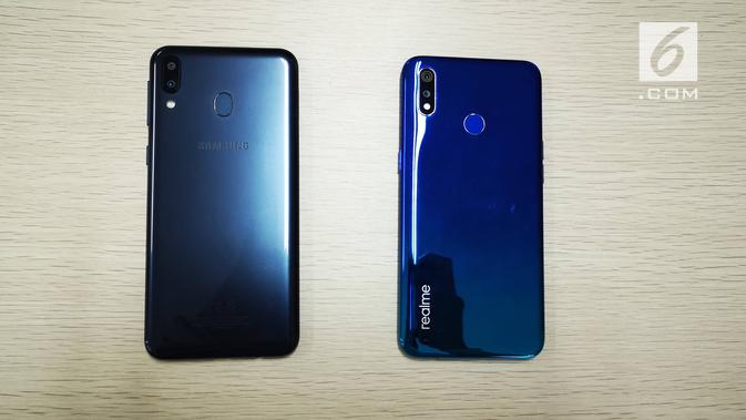 Bodi belakang Samsung Galaxy M20 vs Realme 3 (Liputan6.com/ Agustin Setyo W)