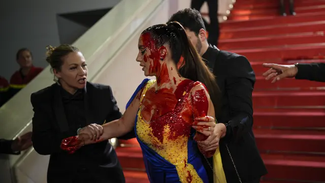 Perempuan Ini Bergaun Warna Bendera Ukraina dan Berlumuran Darah di Festival Film Cannes