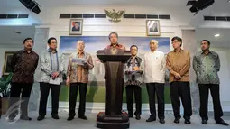 Ketua Gaikindo, Jongkie D Sugiarto memberikan keterangan pers pers usai bertemu presiden di Istana Merdeka, Jakarta, Selasa (13/10/2015). Gaikindo meminta Pemerintah untuk mengurangi tarif Pajak Penjualan Barang Mewah. (Liputan6.com/Faizal Fanani) 