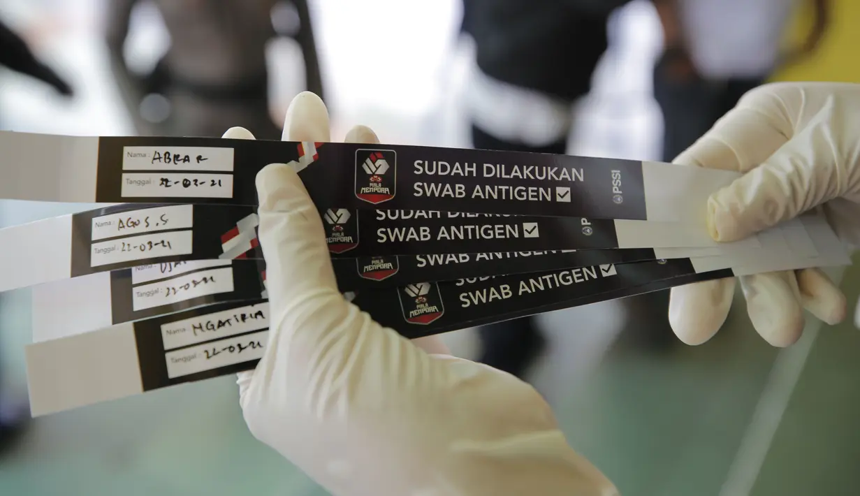 Bagi yang sudah diperiksa tes swab antigen dan hasilnya negatif akan mendapatkan gelang penanda untuk bisa masuk kedalam stadion. (Bola.com/Arief Bagus Prasetiyo)