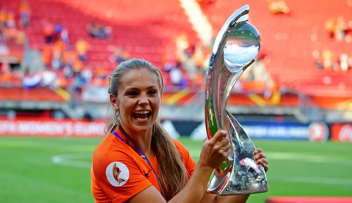 Gelandang Belanda Lieke Martens berpose dengan trofi UEFA Women's Euro 2017 usai mengalahkan Denmark di Stadion Fc Twente di Enschede (7/8). Belanda menang dengan skor 4-2 atas Denmark. (AFP Photo/Tobias Schwarz)