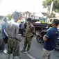 Petugas Satpol PP Kabupaten Rembang ketika menertibkan manusia perak di lampu traffic light Eks Stasiun Jl Kartini, Rembang.