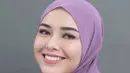 Dalam video tersebut, Amanda Manopo memerlihatkan step by step menggunakan beberapa makeup mulai dari cushion, riasan mata, hingga terakhir mengenakan hijab. [@amandamanop]