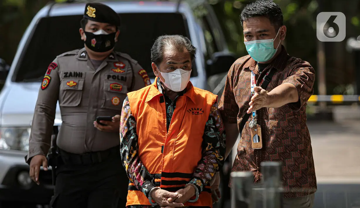 Bupati Banjarnegara Budhi Sarwono mengenakan rompi tahanan tiba di Gedung KPK, Jakarta, Jumat (24/9/2021). Bupati Banjarnegara Budhi Sarwono kembali menjalani pemeriksaan terkait kasus dugaan korupsi proyek infrastruktur. (Liputan6.com/Faizal Fanani)