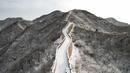Foto ini menunjukkan pemandangan udara dari bagian Tembok Besar Cina yang tertutup salju di Shuiguan, sebelah utara Beijing, pada 15 Desember 2023. (GREG BAKER/AFP)