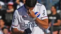 Luis Suarez tak kuasa menahan tangis saat mengucapkan salam perpisahan kepada klub Nacional, Minggu (6/11/2022). (AFP/Pablo Porciuncula)