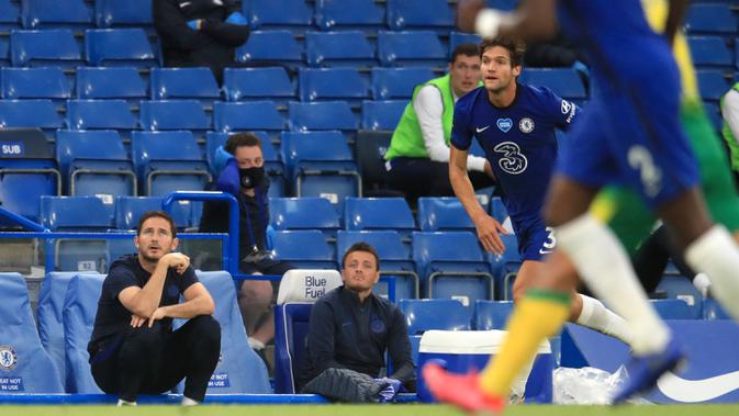 Pelatih Chelsea, Frank Lampard menyaksikan pemainnya bertanding melawan Norwich City pada pertandingan lanjutan Liga Inggris di Stamford Bridge, London, Inggris (14/7/2020). Chelsea menang tipis 1-0 atas Norwich. (AP Photo/Adam Davy,Pool)