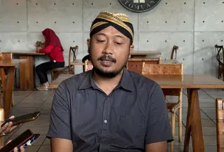 Putra tertua mendiang Sinuhun Pakubuwono XIII (PB XIII), Kanjeng Gusti Pangeran Haryo (KGPH) Hangabehi