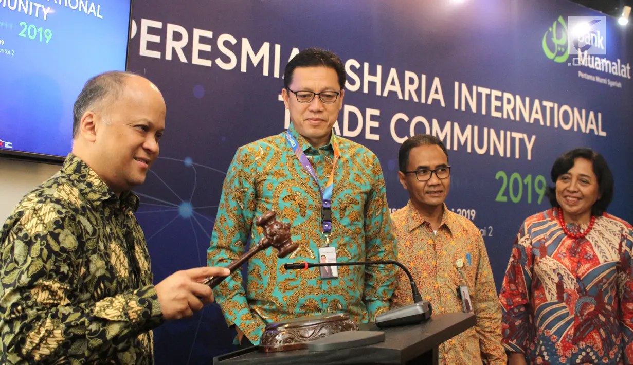 Komisaris Utama Bank Muamalat, Ilham Habibie ketuk palu pada pembukaan Sharia International Trade Community (SITC) di Jakarta, Selasa (29/1). SITC dibentuk sebagai forum komunikasi antar perbankan syariah di Indonesia.(Liputan6.com/Fery Pradolo)