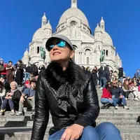 Beberapa waktu lalu, Ira Wibowo terlihat berada di Eropa. Setelah sang ayah meninggal, ia tampak mengunjungi sang ibu di Jerman. [Foto: instagram.com/irawbw]