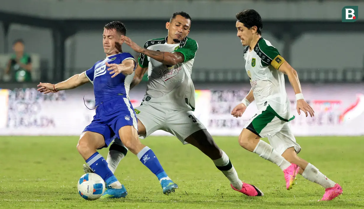 Pemain Persib Bandung, Mariano Peralta (kiri), berusaha lepas dari kawalan dua pemain Persebaya Surabaya, Walber (tengah) dan Francisco Rivera, pada laga final Piala Presiden 2026 di Stadion Kapten I Wayan Dipta, Gianyar, Bali, Kamis (6/8/2026). Peralta kemudian diganjar kartu merah pada menit ke-112 setelah melakukan pelanggaran keras terhadap Francisco Rivera. Meski unggul jumlah pemain hingga akhir pertandingan, Persebaya baru memastikan gelar juara usai menang 6-5 lewat adu tendangan penalti. (KapanLagi.com/Budy Santoso)