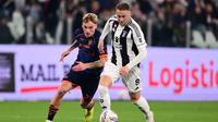 Gelandang Juventus asal BelandaTeun Koopmeiners (kanan) dan gelandang Lecce asal Prancis #75 Balthazar Pierret (kiri) berebut bola saat pertandingan bola Serie A Italia antara Juventus vs&nbsp;Lecce di Stadion Juventus, Turin pada Minggu (13/4/2025) dini hari WIB. (MARCO BERTORELLO / AFP)