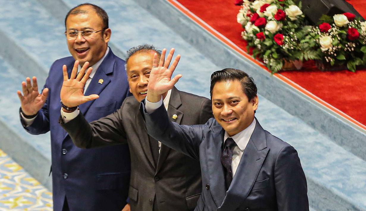 Deputi Gubernur Bank Indonesia (BI) terpilih, Thomas Djiwandono (kanan) berpose dengan Wakil Ketua Dewan Perwakilan Rakyat (DPR), Saan Mustopa (tengah) dan Cucun Ahmad Syamsurijal setelah Rapat Paripurna DPR RI Ke-12 Masa Persidangan III Tahun Sidang 2025–2026 di Kompleks Parlemen Republik Indonesia, Jakarta pada Selasa 27 Januari 2026. Rapat Paripurna Dewan Perwakilan Rakyat (DPR) Republik Indonesia menyetujui Thomas Djiwandono sebagai Deputi Gubernur Bank Indonesia (BI) periode 2026–2031. (Foto oleh AFP)