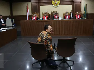 Mantan Ketua DPD Irman Gusman menjalani sidang perdana di Pengadilan Tindak Pidana Korupsi (Tipikor) Jakarta, Selasa (8/11). Irman Gusman menjalani sidang dengan agenda pembacaan dakwaan dari jaksa penuntut umum. (Liputan6.com/Johan Tallo)