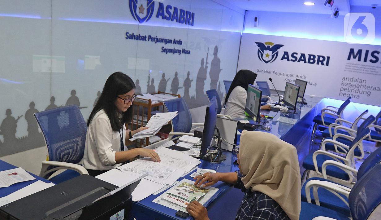 Petugas melayani nasabah di PT. Asabri (Persero), Jakarta, Kamis (16/1/2020). Dirut PT. Asabri Sonny Widjaja mengklarifikasi uang seluruh peserta Asabri, TNI, Polri dan ASN Kementerian Pertahanan Polri yang dikelola di Asabri aman, tidak hilang dan tidak dikorupsi. (Liputan6.com/Herman Zakharia)