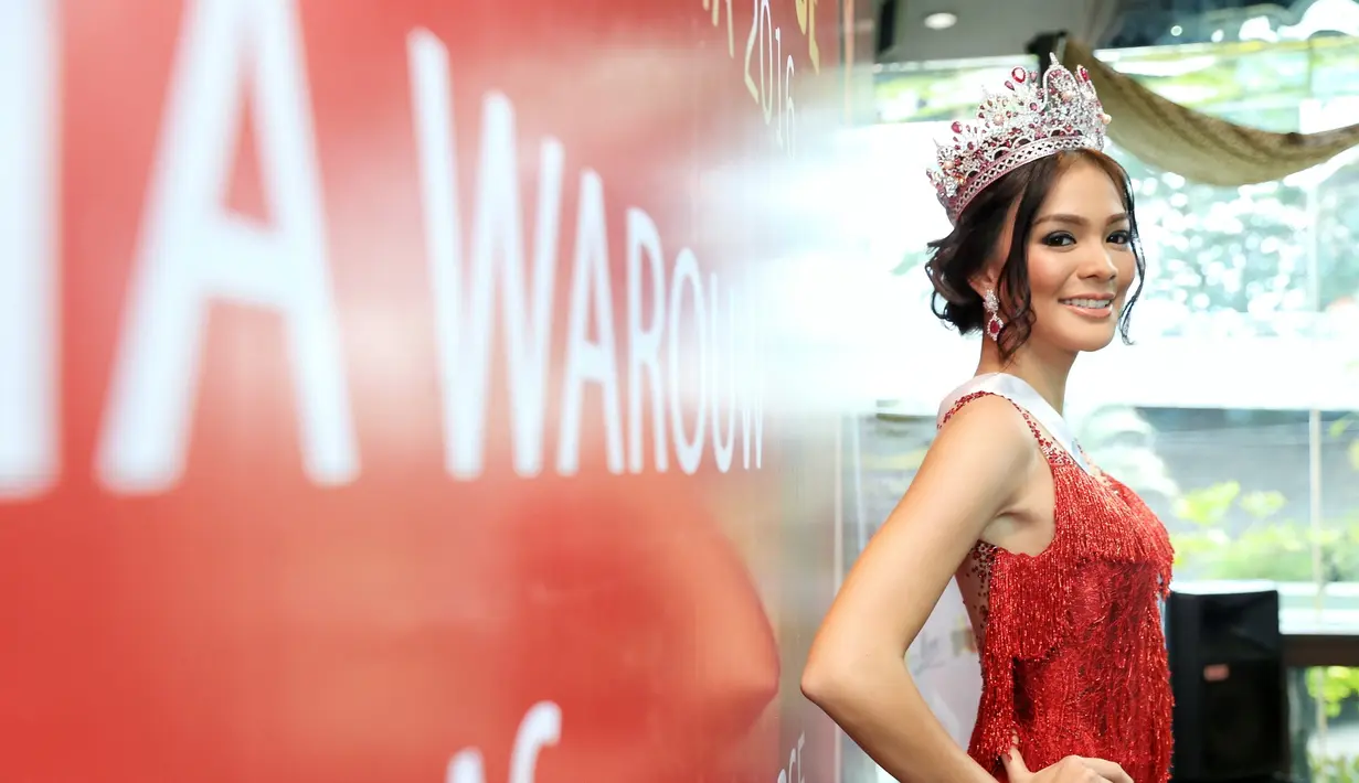 Dalam ajang kontes kecantikan bertaraf internasional, Miss Universe 2016 Indonesia diwakili oleh Kezia Warouw. Gadis cantik wakil Puteri Indonesia dari Sulawesi Utara itu berhasil masuk 13 besar. (Adrian Putra/Bintang.com)