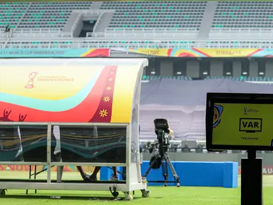 Monitor Video Assistant Referee (VAR) yang digunakan untuk Piala Dunia U-17 2023 terpampang di area keluar masuknya pemain ke lapangan Stadion Gelora Bung Tomo, Surabaya, Kamis (9/11/2023). (Bola.com/Bagaskara Lazuardi)