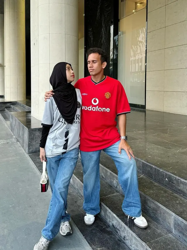 7 Potret Adiba Khanza dan Egy Maulana Liburan Bareng, Kompak Pakai Jersey