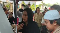 Tyas Mirasih di pemakaman sang ibunda di TPU Pondok Ranggon, Jakarta Timur, Rabu (24/5/2023). (Dok. via M. Altaf Jauhar)