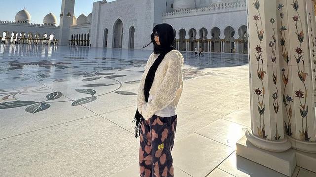 Pesona Jennie Blackpink Kenakan Pashmina