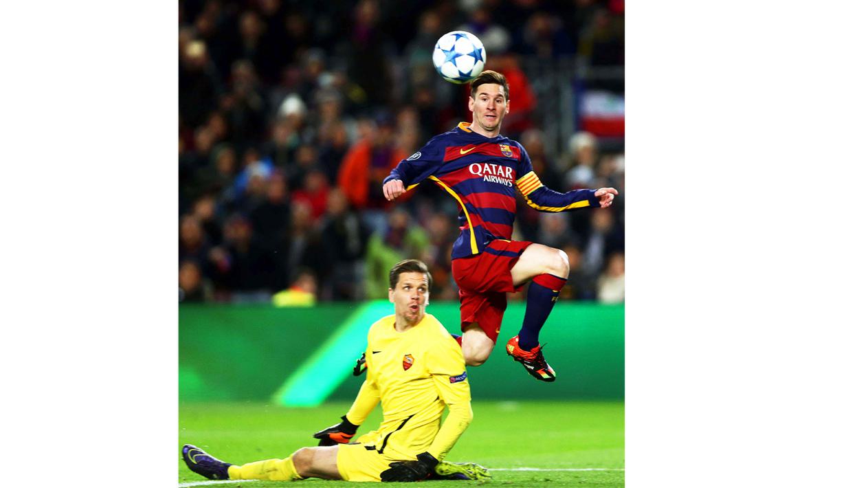Pemain FC Barcelona, Lionel Messi mencetak gol setelah mengecoh kiper AS Roma, Wojciech Szczesny pada laga UEFA Champions Leage Grup E di Stadion Camp Nou, Barcelona, Spanyol, (24/11/2015). barcelona menang 6-1. (EPA/Toni Albir)