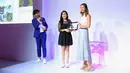Ayu menerima penghargaan dari pihak Instagram Indonesia Rabu (26/7) malam. Susan Buckner Rose, Product Marketing Director Instagram dalam perhelatan #DiscoverYourStory menyerahkan penghargaan pada Ayu dan empat artis lainnya. (Nurwahyunan/Bintang.com)