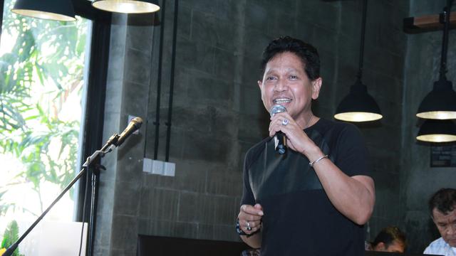 Nostalgia Obbie Messakh Saat Pergantian Tahun Showbiz Liputan6 Com