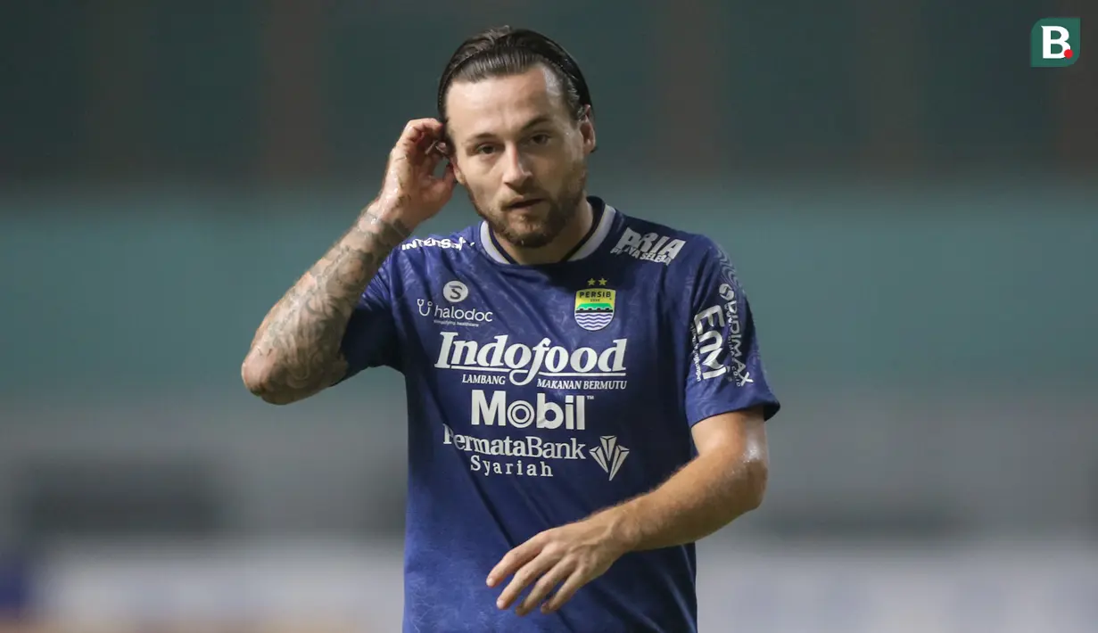 Marc Klok menjadi salah satu pemain penting di Persib Bandung dalam bersaing di papan atas BRI Liga 1 2021/2022. Ia memiliki kemampuan dalam mengatur serangan, umpan-umpan akurat, bahkan eksekusi bola-bola mati yang tak jarang menjadi gol. (Bola.com/Bagaskara Lazuardi)