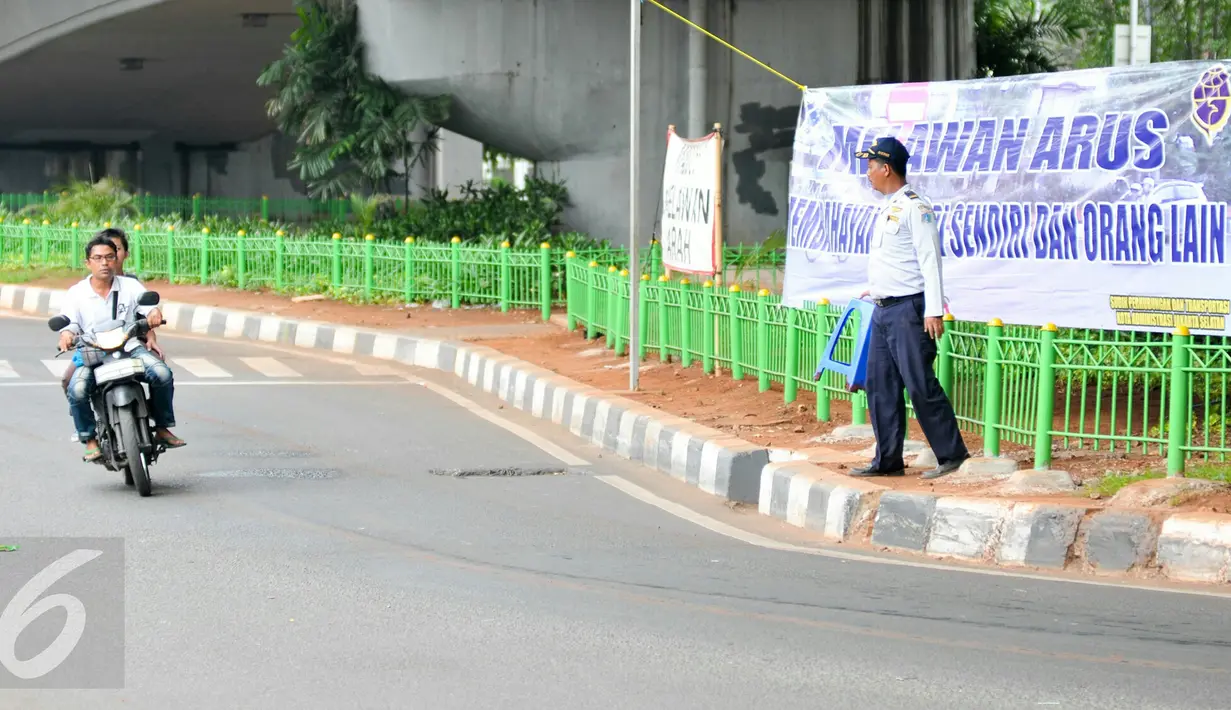 Pengendara motor nekad melawan arus di putaran bawah jembatan layang Kalibata atau tepatnya setelah perlintasan kereta api arah Taman Makam Pahlawan Kalibata, Jakarta, Rabu (16/12/2015). (Liputan6.com/Yoppy Renato)
