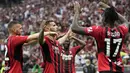 Pemain AC Milan Theo Hernandez (tengah) merayakan setelah mencetak gol ke gawang Atalanta pada pertandingan sepak bola Serie A di Stadion San Siro, Milan, Italia, 15 Mei 2022. AC Milan menang 2-0. (AP Photo/Antonio Calani)