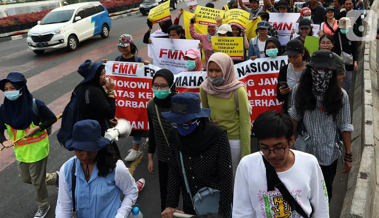 Aktivis lingkungan melakukan long march dari Dukuh Atas menuju Istana, Jakarta, Sabtu (26/10/2019). Mereka meminta Presiden Joko Widodo atau Jokowi lebih memperhatikan isu lingkungan seperti penyelamatan hutan dan pelindungan petani. (Liputan6.com/JohanTallo)
