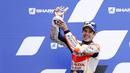 Pembalap Repsol Honda, Alex Marquez, melakukan selebrasi di atas podium usai balapan MotoGP Prancis di Le Mans, Minggu (11/10/2020). Petrucci finis pertama dengan catatan waktu 45 menit 54,736 detik. (AP Photo/David Vincent)