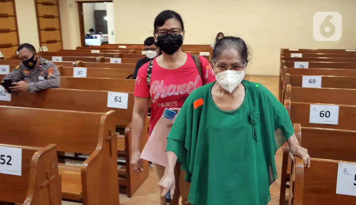 Warga mengikuti vaksinasi COVID-19 penguat (booster) atau dosis ketiga di Gereja Huria Kristen Batak Protestan Menteng Anno 1955, Jakarta Pusat, Selasa (25/1/2022). Layanan vaksinasi dosis ketiga di gereja tersebut menyediakan kuota 500 vaksin per hari. (Liputan6.com/Herman Zakharia)