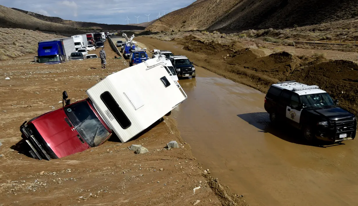 Ratusan kendaraan terjebak di jalan akibat tanah longsor di California Highway 58 di Mojave, Sabtu (16/10/2015). Tanah longsor akibat hujan deras yang mengguyur kawasan tersebut. (AFP Photo/Mark Ralston)