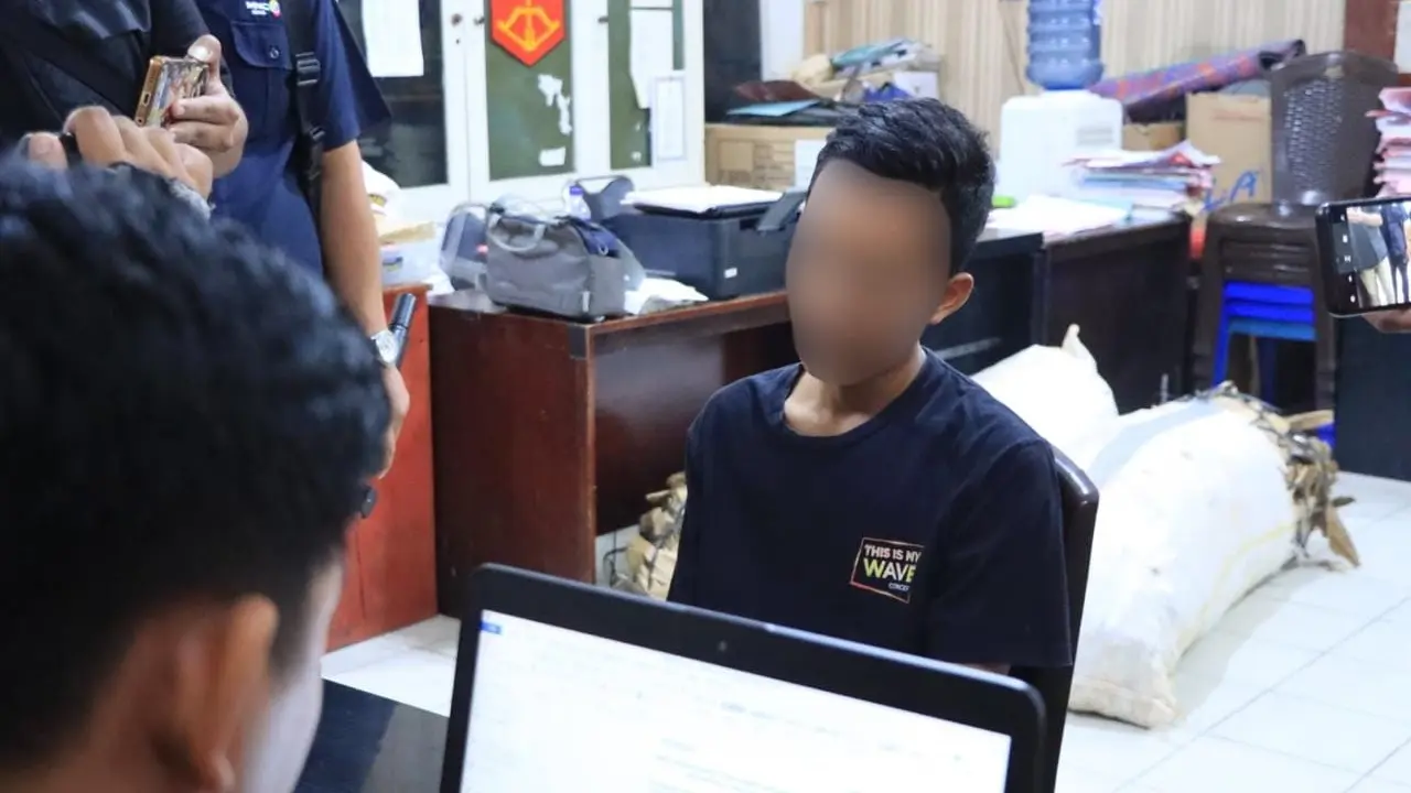 Sudadi Ahmad (30) pelaku pembunuh Sumini (55), saat diperiksa penyidik di Mapolres Lampung Utara. Foto : (Istimewa).