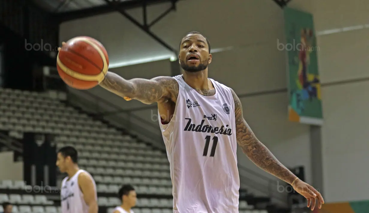 Timnas Basket Indonesia  diperkuat oleh pemain naturalisasi Jamarr Andre Johnson pada test event Asian Games 2018 di Hall A Senayan, Jakarta, Rabu (7/2/2018). Test Event ini berlangsung pada 8-12 February 2018. (Bola.com/Nicklas Hanoatubun)