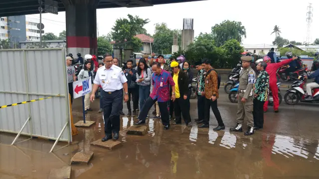 Anies Baswedan meninjau titik banjir di sekitaran Tol Becakayu