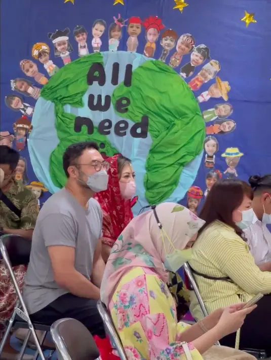<p>Cynthia Lamusu dan Surya Saputra tampak menemani anak-anak mereka untuk acara sekolah tersebut. [Foto: instagram.com/cynthia_lamusu]</p>