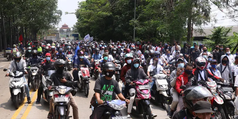 FOTO: Ratusan Buruh di Tangerang Konvoi Tolak Omnibus Law