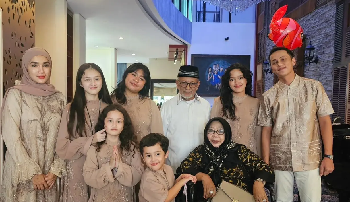 Foto Lebaran keluarga Ussy Sulistiawaty dan Andhika Pratama. [Foto: Instagram/ussypratama]