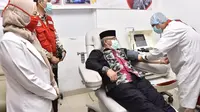 Wali Kota Depok Mohammad Idris mengikuti donor plasma konvalesen di PMI Kota Depok untuk membantu pasien Covid-19. (Liputan6.com/Dicky Agung Prihanto)