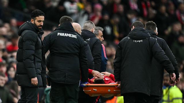 Foto: Terancam Absen Lama, Momen Lisandro Martinez Mengeram Kesakitan saat MU Ditumbangkan Crystal Palace di Liga Inggris