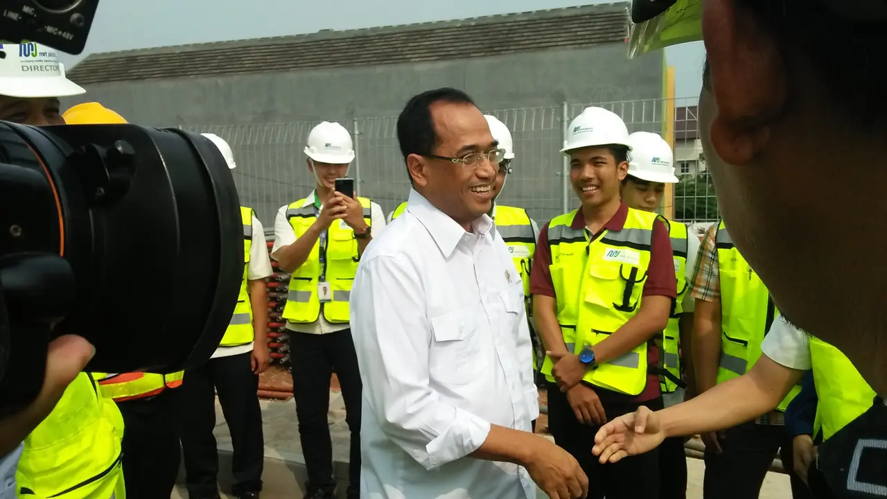 Menteri Perhubungan Budi Karya Sumadi meninjau proyek pembangunan MRT di Depo Lebak Bulus, Jakarta Selatan. (Dwi Aditya Putra/Merdeka.com)