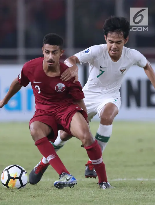 Pemain tengah Timnas Indonesia U-19, M Luthfi Baharsyah (kanan) berebut bola dengan pemain Qatar U-19, Ahmed Alganehi pada penyisihan Grup A Piala AFC U-19 2018, Stadion GBK, Jakarta, Minggu (21/10). Indonesia kalah 5-6. (Liputan6.com/Helmi Fithriansyah)