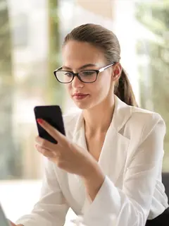 Wanita membuka HP dan laptop (Pexels)