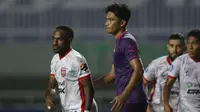 Penyerang Borneo FC, Boaz Solossa (kiri) dijaga ketat gelandang Persik Kediri, Ahmad Agung Setia Budi dalam laga pekan kedua BRI Liga 1 2021/2022 di Stadion Pakansari, Bogor, Jumat (10/9/2021). Borneo FC kalah 0-1.(Foto: Bola.com/Ikhwan Yanuar)