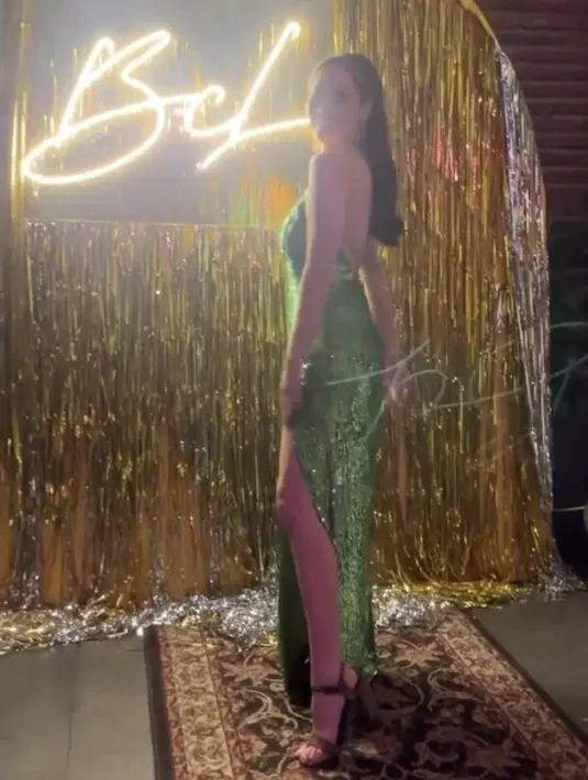 Gaun tersebut dibuat langsung oleh brand Satu Studio, dengan stylist Reva Marchellin. Credit @revashion