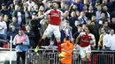 Gelandang Arsenal, Aaron Ramsey, merayakan gol yang dicetaknya ke gawang Tottenham pada laga Premier League di Stadion Wembley, London, Sabtu (2/3). Kedua klub bermain imbang 1-1. (AFP/Daniel Leal-Olivas)